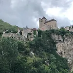 La Des Falaises Du Lot Tour-de-Faure