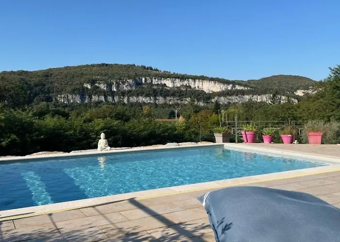 فيلة La Des Falaises Du Lot تورْ دو فورْ